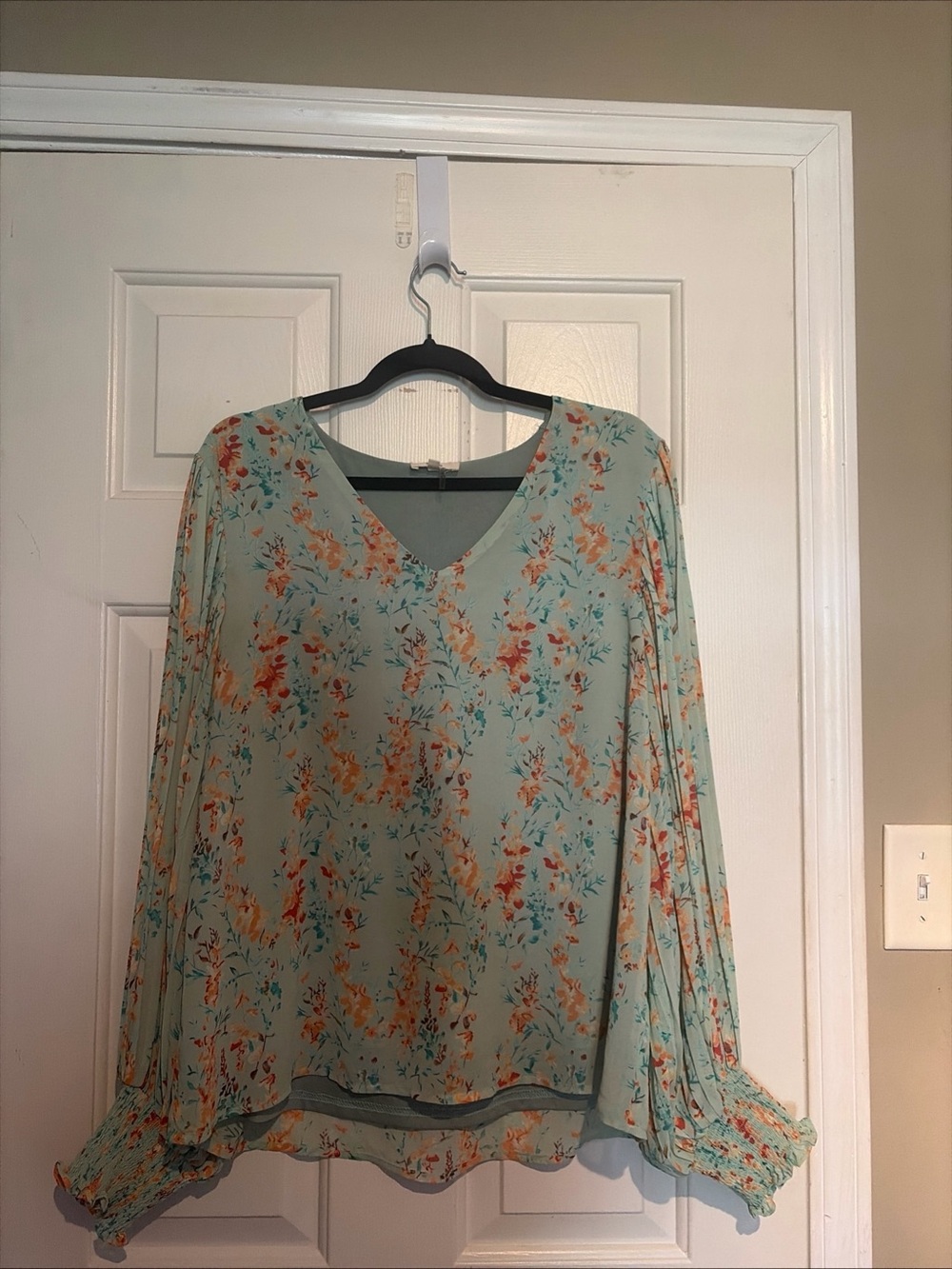 Women’s entro brand lightweight pleated sleeve floral blouse size large